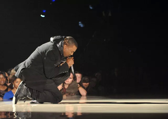 Kanye West foulant la scène des Grammy Awards de ses Air Yeezy 1. (Los Angeles, le 10 février 2008.) Getty images 