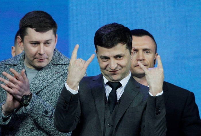 Volodymyr Zelensky flashant divers signes sataniques