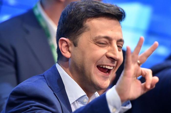 Volodymyr Zelensky flashant divers signes sataniques