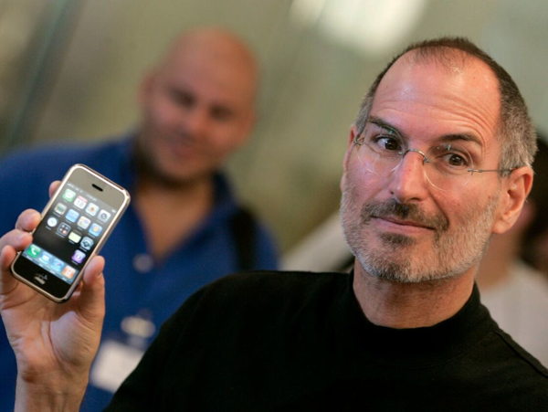 Steve Jobs présentant l'Iphone