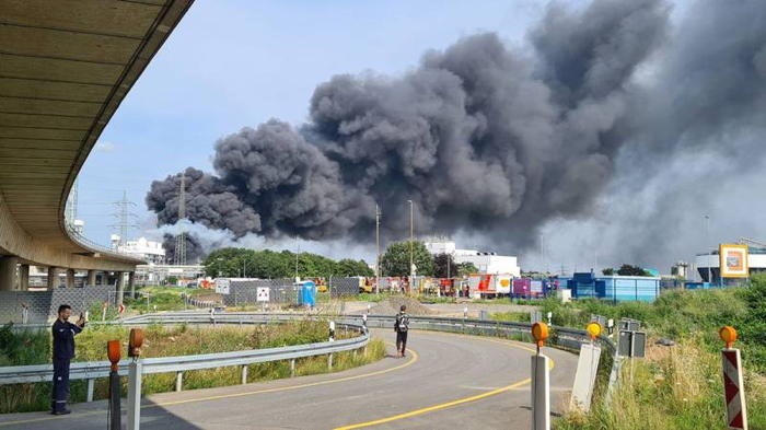 Un nuage de fumée s'élève au-dessus du parc chimique de Leverkusen, ce mardi. (Mirko Wolf/picture alliance/dpa)