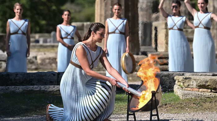 L'actrice grecque Xanthi Georgiou, jouant le rôle de la grande prêtresse, a allumé la torche lors de la cérémonie d'allumage de la flamme des Jeux olympiques d'hiver de Pékin 2022 sur le site archéologique d'Olympie, berceau des Jeux olympiques antiques, le 18 octobre 2021. 