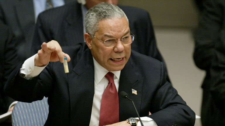 

L'ancien secrétaire d'État américain Colin Powell brandit une fiole qu'il a décrite comme pouvant contenir de l'anthrax, 

lors de sa présentation sur [l'Irak] au Conseil de sécurité de l'ONU, à New York le 5 février 2003