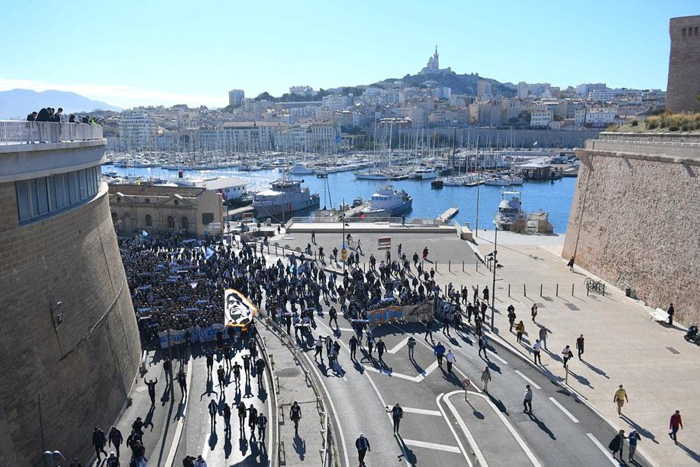 Cortège funéraire le long du vieux port à Marseille