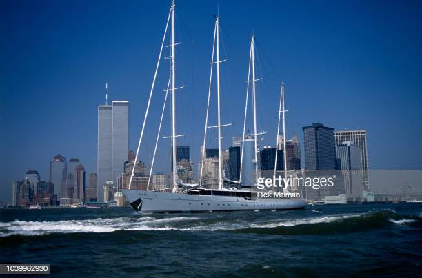 Le Phocéa quittant le port de New York avec les deux tours du WTC en  arrière pl