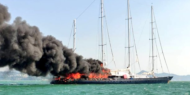 Le Phocéa en feu avant de sombrer