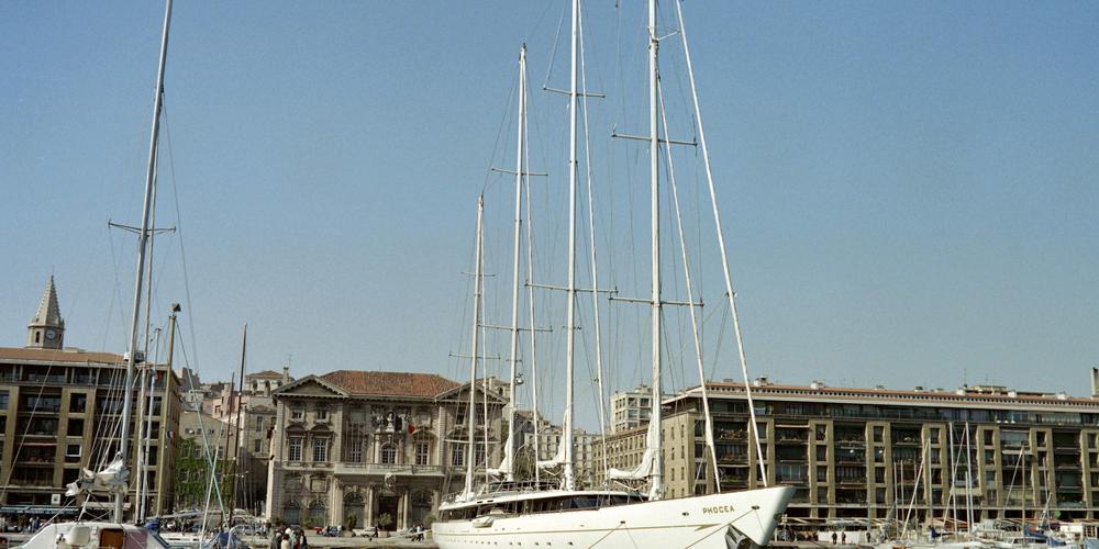 Le Phocéa ancré dans le vieux port devant la Mairie de Marseille
