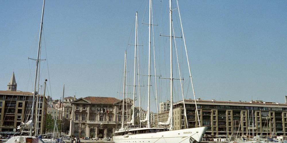 Le Phocéa ancré dans le vieux port devant la Mairie de Marseille