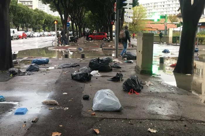 Poubelles et sacs d'ordures épars sous une passerelle dans une artère de Marseille