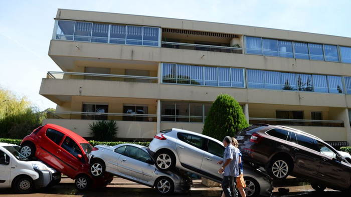 A Mandelieu-la-Napoule, une lame d'eau avait piégé des habitants dans des parkings 