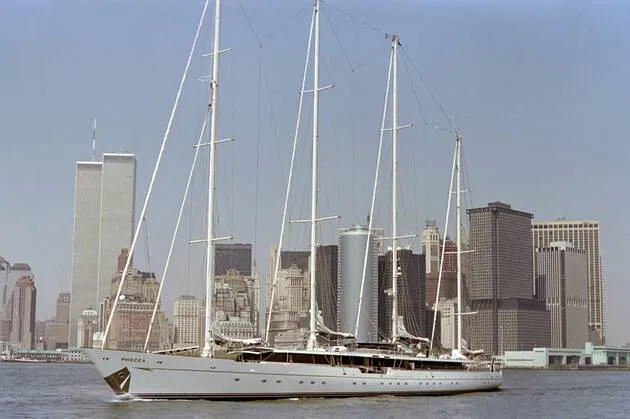 Le Phocéa quittant le port de New York avec les deux tours du WTC en  arrière plan