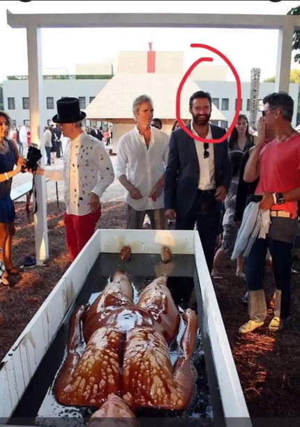 Hugh Jackman participant à une fausse séance de cannibalisme, selon le rituel du "spirit cooking"