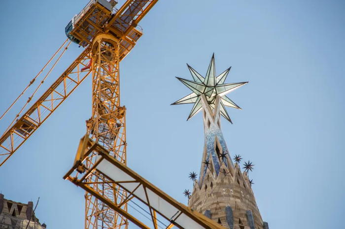 Une étoile à douze branches a été installée au sommet de la nouvelle tour de la Vierge Marie 

de la basilique de la Sagrada Familia, à Barcelone. 2 décembre 2021•