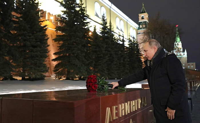 Le 27 janvier, le président Vladimir #Poutine  dépose des fleurs sur la plaque commémorative Hero City Leningrad dans le jardin d'Alexandre, à l'Ouest du Kremlin, 
en commémoration de la levée complète du siège de Leningrad le 27 janvier 1944.
