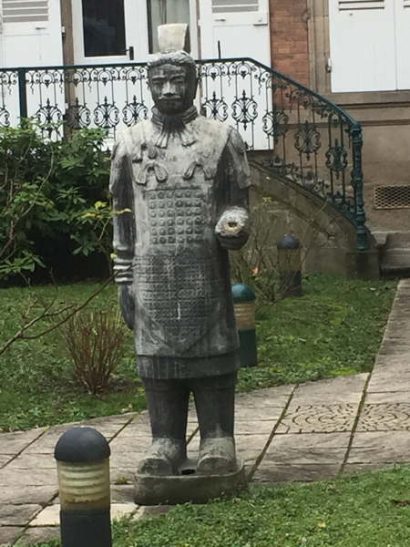 Statue du style Qin Shi Huang dans un jardin — Moulins