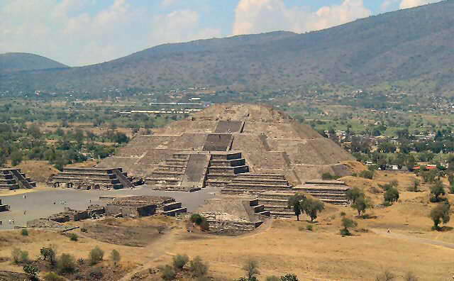 pyramide de la Lune à Teotihuacan