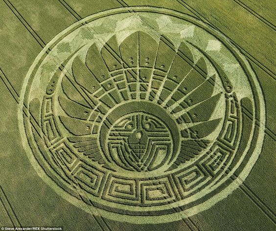 Agroglyphe "Apocalypse Maya" apparu à Silbury Hill près de Avebury en 2009