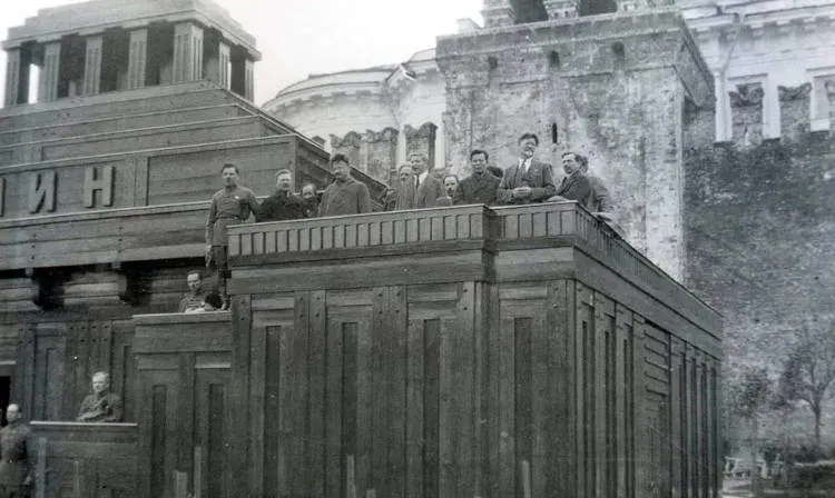 ancien mausolée en bois