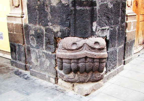 - Mexico - Temple / Hôpital de Jésus - 

- Pierre angulaire de la tête de serpent aztèque de la maison du cousin de Cortez -