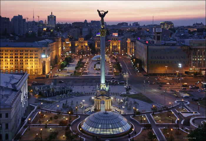 Le monument de l'Indépendance sur la Place Maïdan vue depuis l'hôtel Ukraine