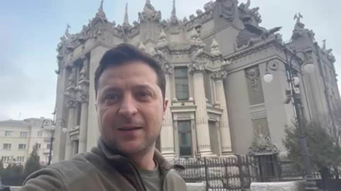 Zelensky, président de l'Ukraine, devant sa résidence, la Maison aux Chimères