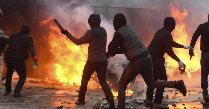 Lancer de coktails Molotov par des émeutiers à Ajaccio (Corse)