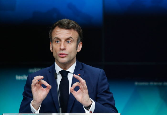 E. Macron flashant le 666 digital