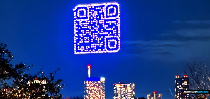 Quatre cents drones formant un QR code au-dessus de la ville d'Austin au Texas