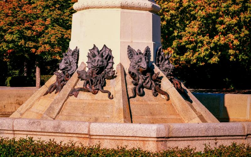 Piédestal de la fontaine de l'ange déchu dans le jardin du Retiro à Madrid