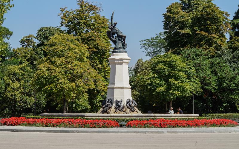 Statue de Lucifer érigée sur la fontaine de l'ange déchu dans le jardin du Retiro à Madrid