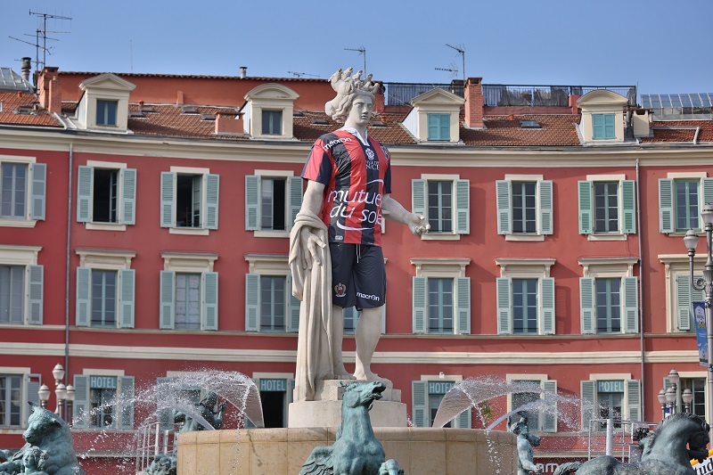 Statue d'Apollon revêtu d'un maillot Macron à Nice