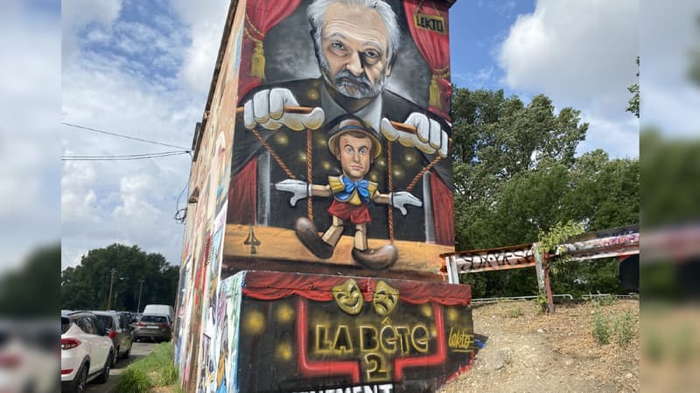 J. Attali manipulant sa poupée E. Macron

fresque pente sur une façade d'ilmeuble à Avignon