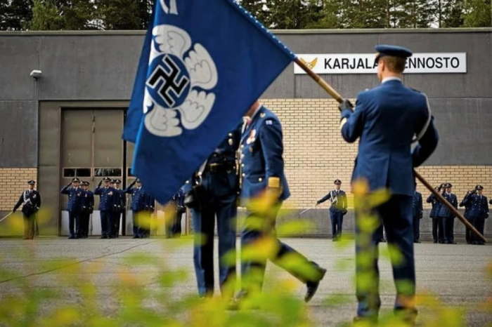 Bannière arborant un Swastika