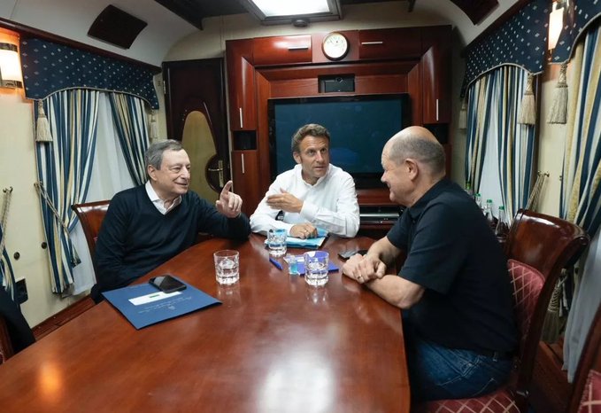 Emmanuel Macron dans un train blindé en compagnie de Olaf Scholz et Mario Draghi