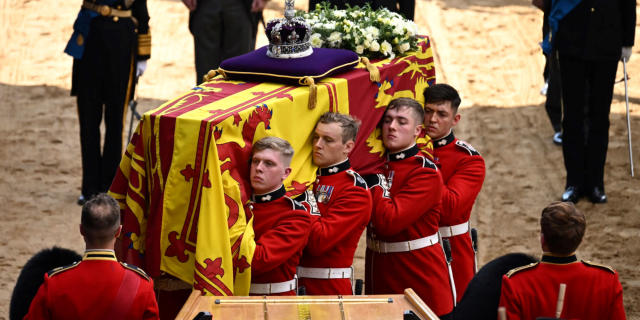 Portage du cercueil d'Elizabeth II à Westminster