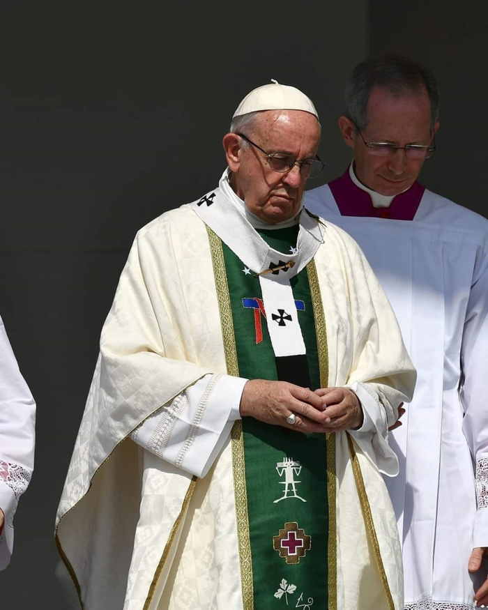 Pape François I avec sa chasuble où figure un alien