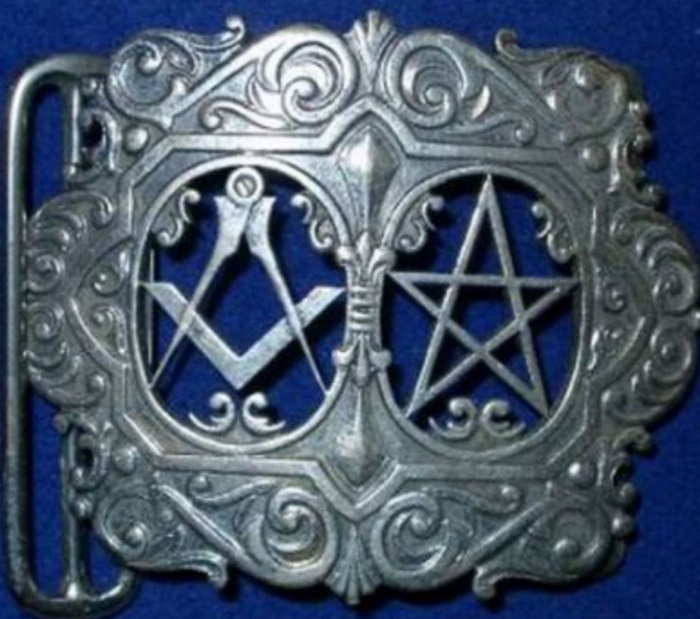 L'équerre et le compas maçonniques et le pentagramme satanique usuel