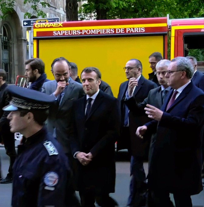 E. Macron et E. Philippe le sourire aux lèvres

sur le Parvis de ["Notre" Dame] en feu le 14 Avril 2019
