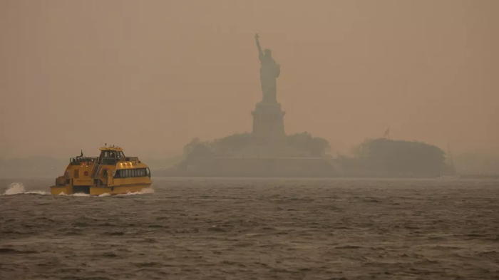 La Statue de la Liberté sous le « smog » provoqué par les incendies au Canada, mardi 6 juin 2023.