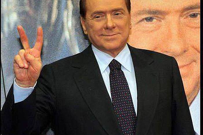 Silvio Berlusconi flashant le signe du cornu...