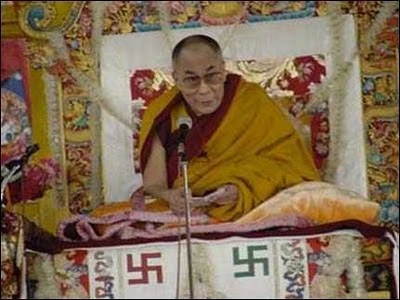 Daila Lama et swastikas