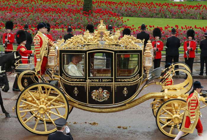 carrosse du Jubilé de diamant pour rejoindre l'abbaye de Westminster où se déroulera la cérémonie de couronnement