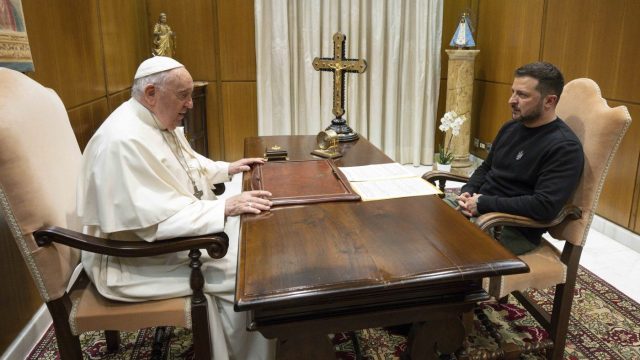 Le pape François (à gauche) rencontre le président ukrainien Volodymyr Zelenskyy
lors d'une audience privée au Vatican, le 13 mai 2023