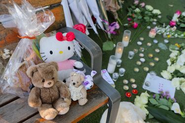 Hommages sur l'aire de jeu d'Annecy, lieu d'attaque au couteau d'un demandeur d'asile Syrien