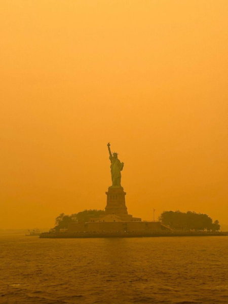 La Statue de la Liberté sous le « smog » provoqué par les incendies au Canada, mardi 6 juin 2023.