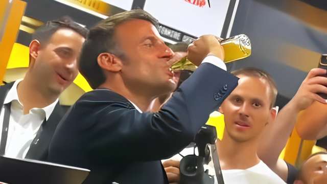 Emmanuel Macron, ici dans le vestiaire du Stade toulousain 

après la finale du Top 14 au Stade de France, le 17 juin 2023.