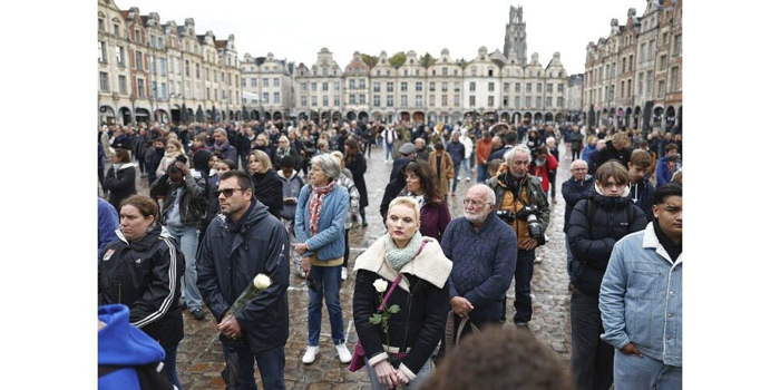 5000 personnes réunies pour rendre hommage à Dominique Bernard