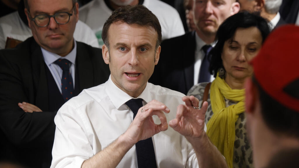 Emmanuel Macron flashant le double 666 digital