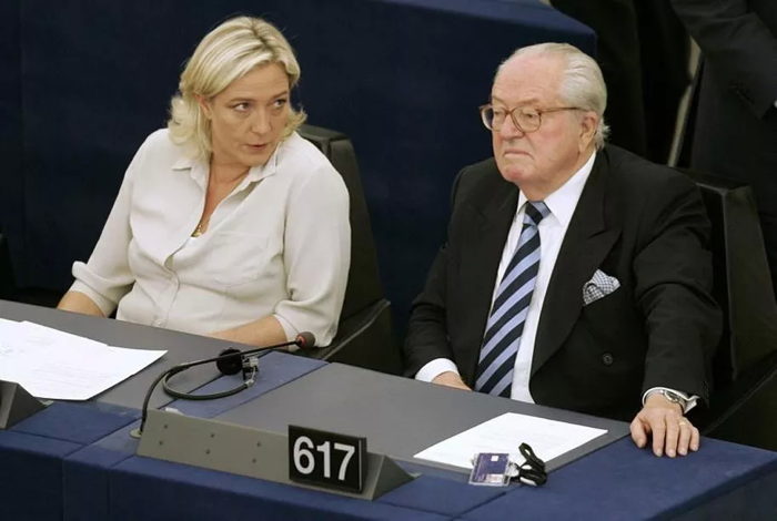 Clan Le Pen: père et fille au parlement sièges 616 et 617
