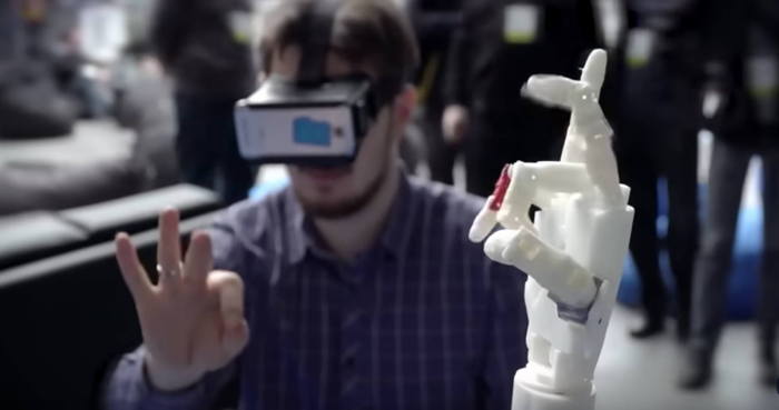 Signal dogital 666 reproduit par la main d'un robot